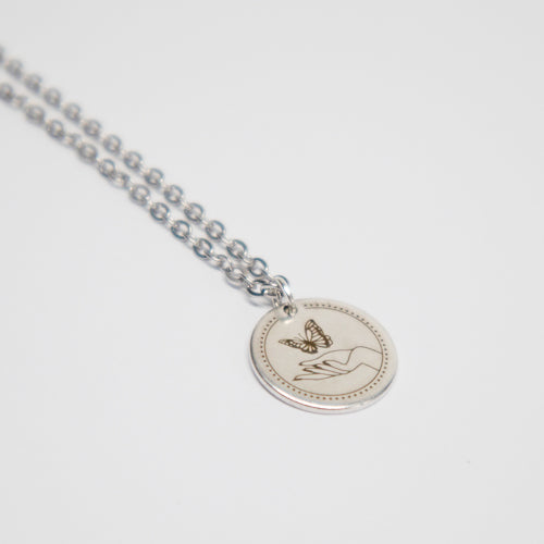 Ketting met vlinder en hand zilver